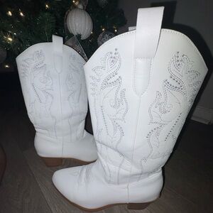 ROMWE White Embroidered Heeled Boots